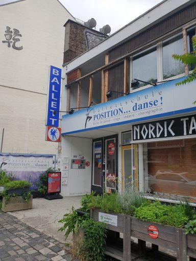 Eingang zu einem Gebäude mit einem Schild für eine Bäckerei und einem geschlossenen Restaurant.